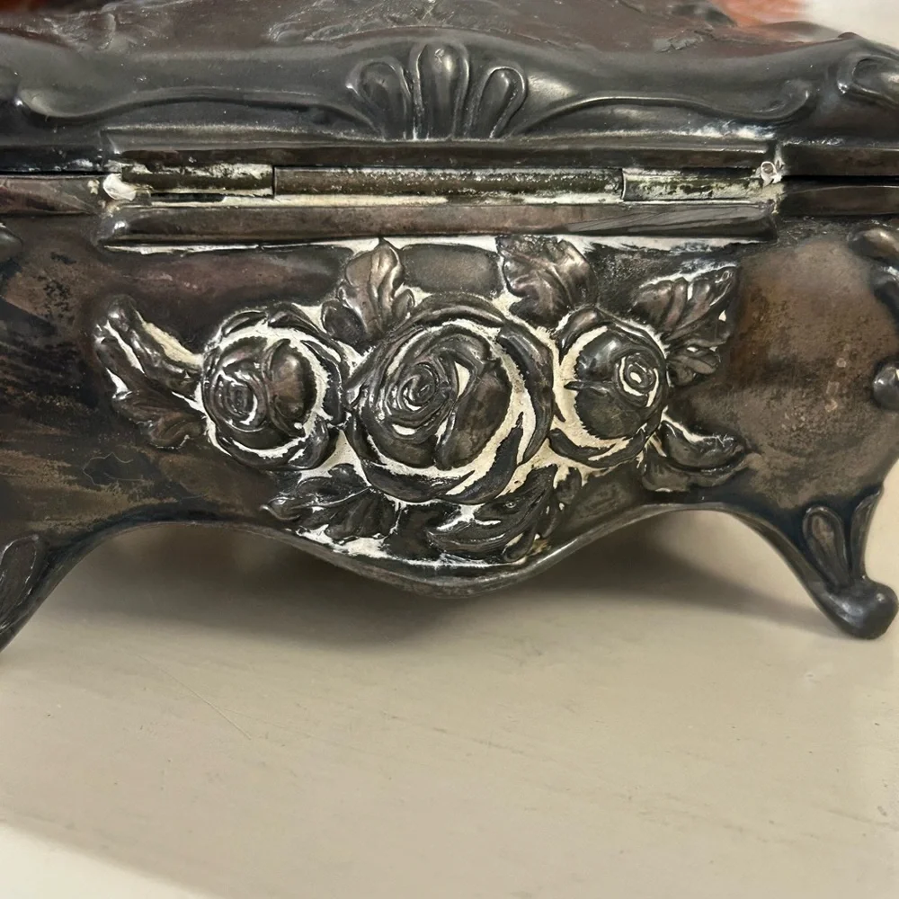 Roger’s Silverplate Co. Floral Roses Jewelry Trinket Box. 3 1/2” H. Vintage